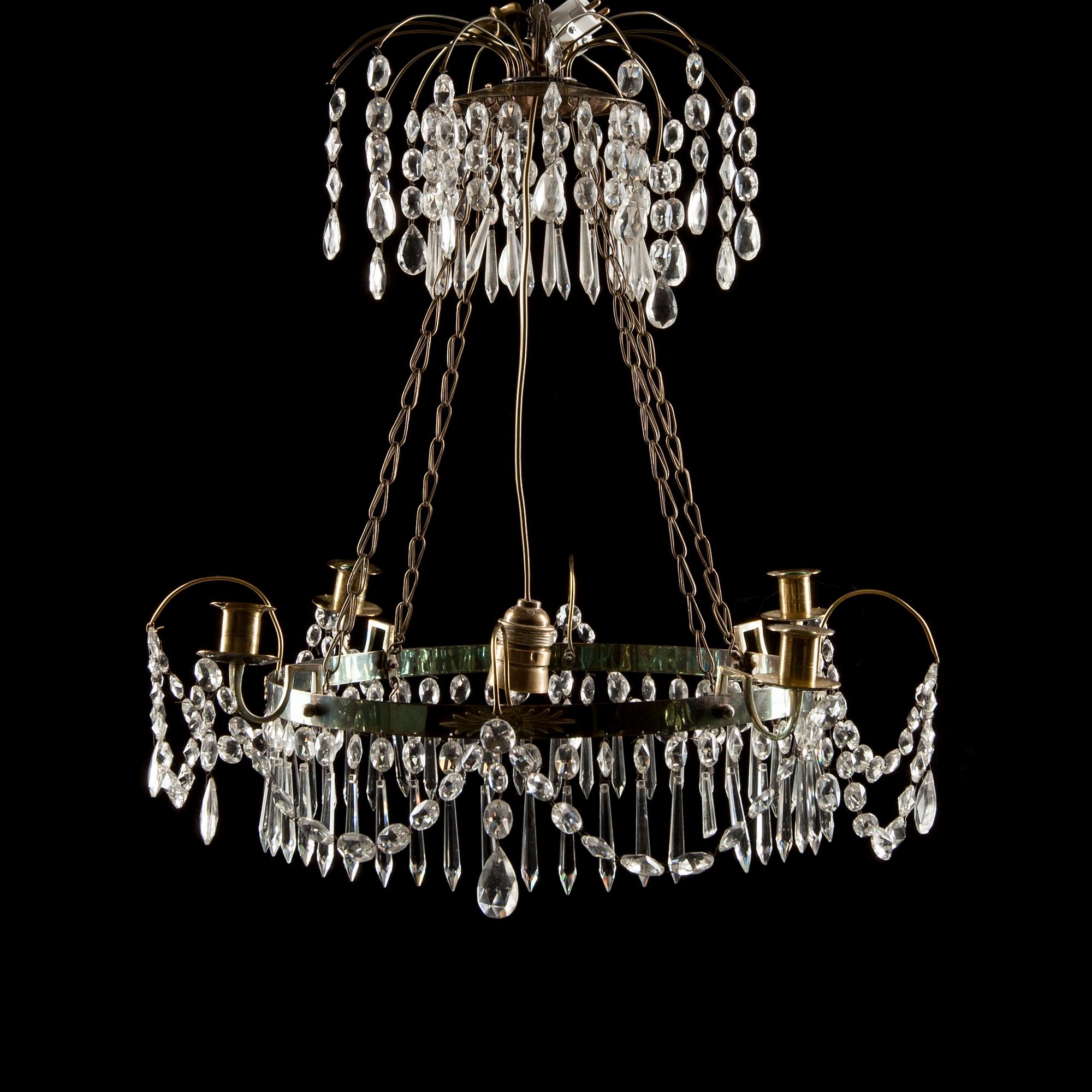 TAKAMPEL / LJUSKRONA, gustaviansk stil, 1900-talets början. Höjd 57 cm.