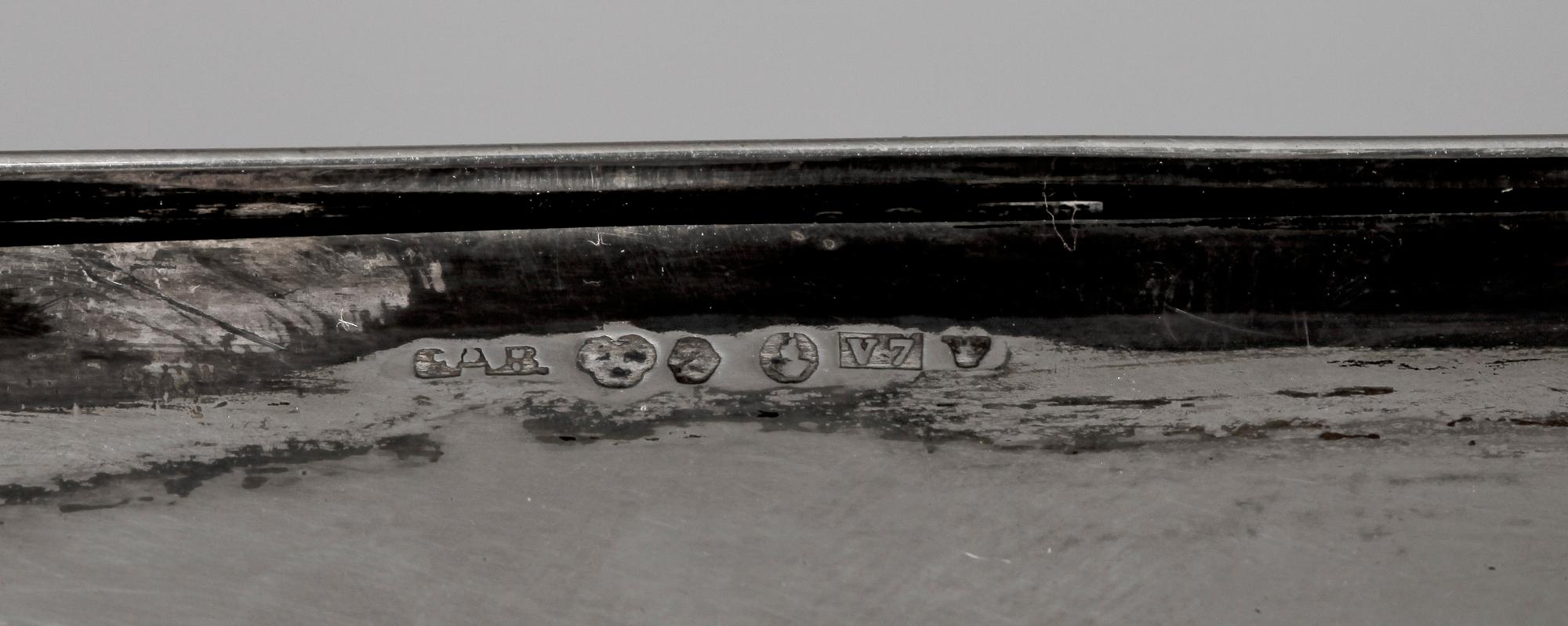 CIGARILLSKRIN samt ETUI, silver, det ena med otydliga svenska stämplar, 1923. Total silvervikt 391 g.