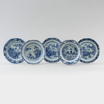TALLRIKAR, 5 st olika, porslin, Kina, Qianlong 1736-1795.