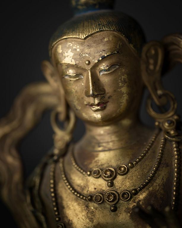 BUDDHISATTVA, förgylld kopparlegering. Tibetokinesisk, 1700-tal, märkt Da Qing Qianlong Nian jingzao.