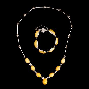 HALSBAND SAMT ARMBAND, gul bärnsten och silver, 1900-talets andra hälft.