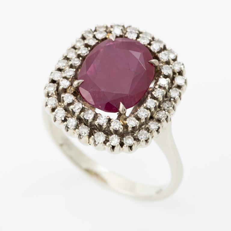 Ring 18K white gold with ruby and octagon-cut diamonds. Accompanied by report GCS.