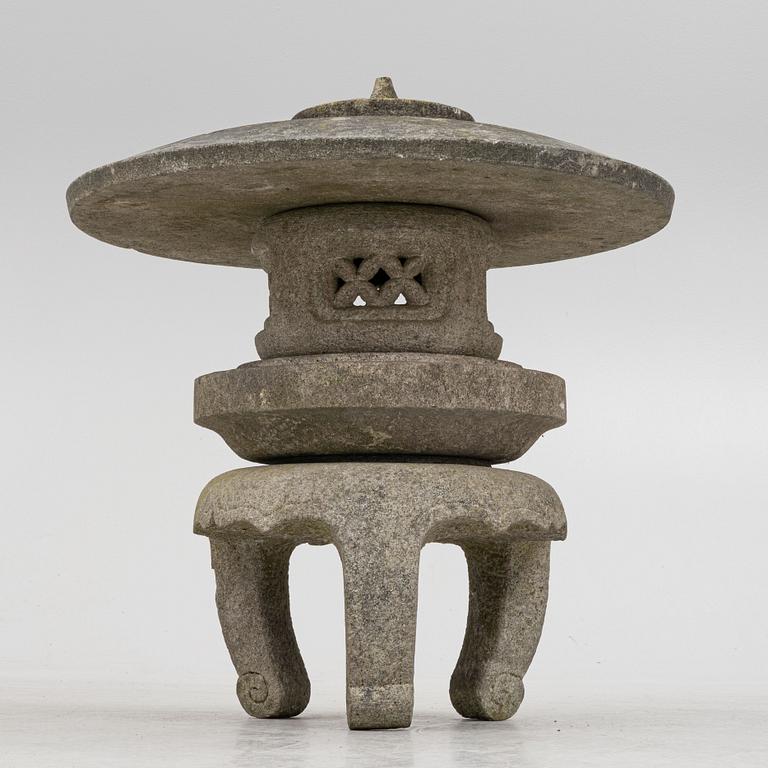 Lykta, ishi-dōrō 石灯籠, sten, Japan.
