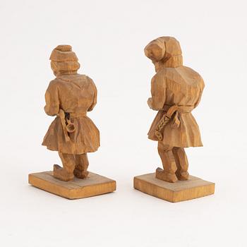 Axel Bister, a pair of wood sculptures, signed. Höjd 10-11 cm.