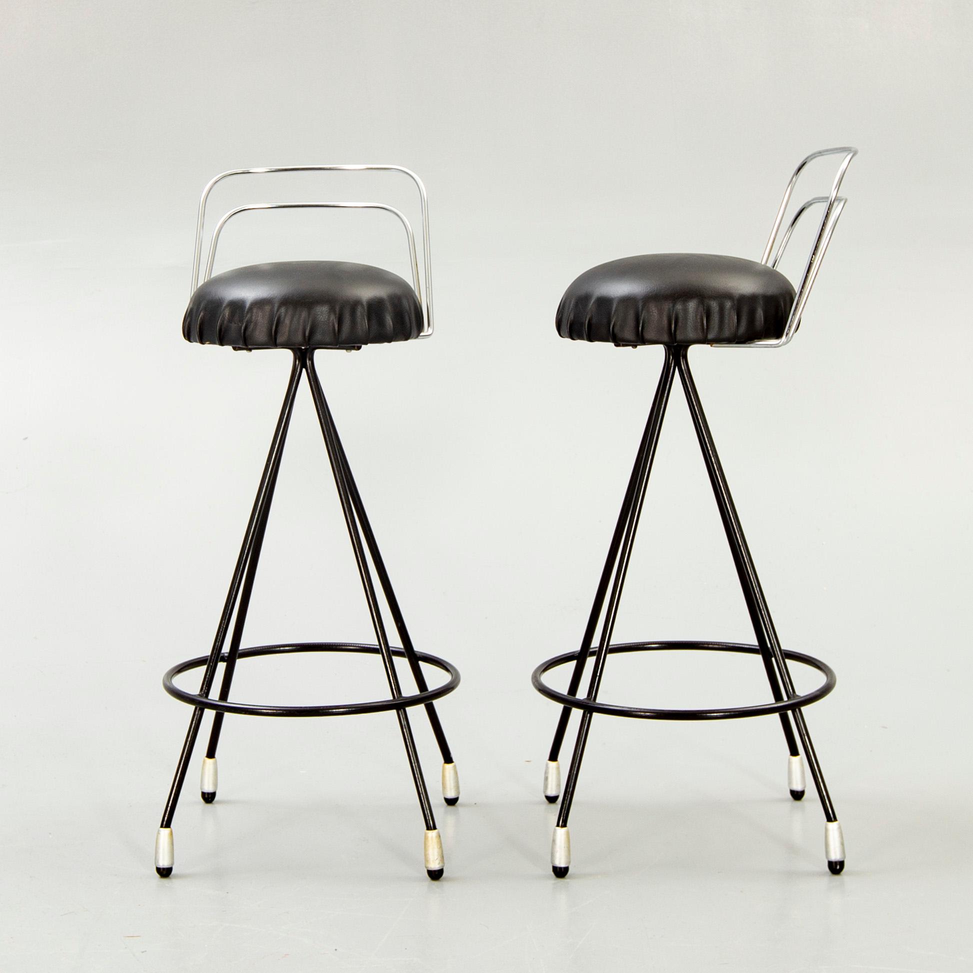 Bar counter and 4 bar stools, mid 1900s.