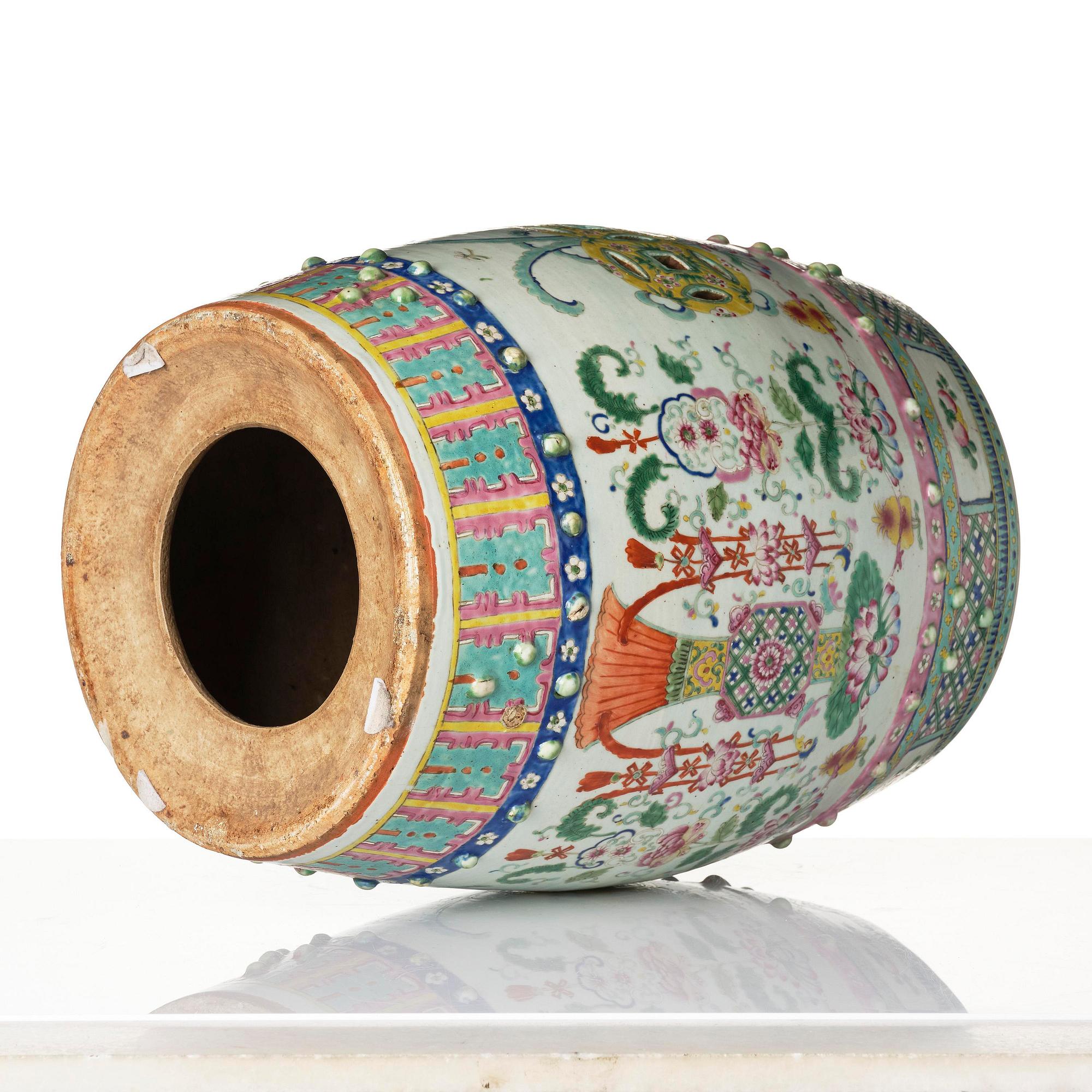 A famille rose garden seat, Qing dynasty, 19th century.