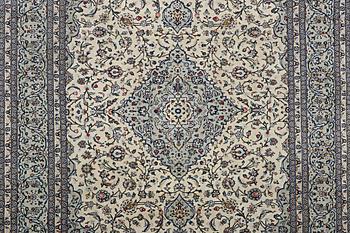 A carpet, Kashan, ca 355 x 247 cm.