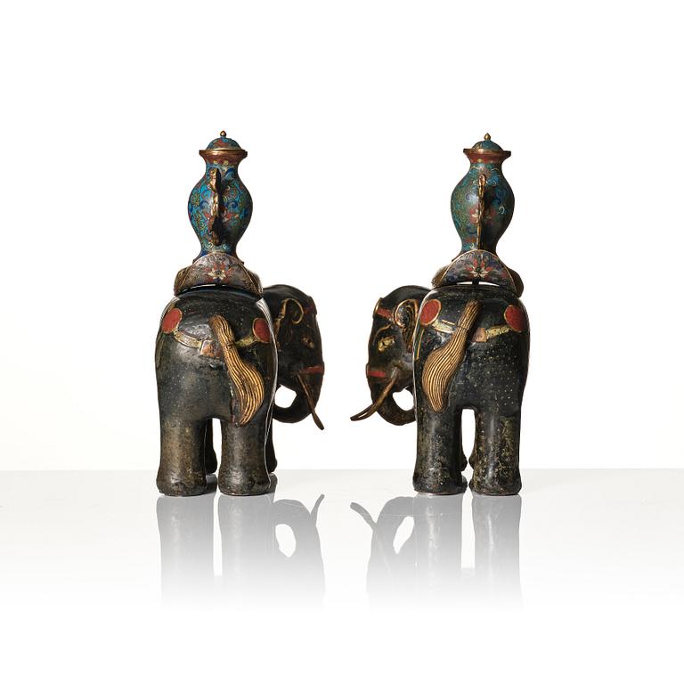 Elefanter, ett par, cloisonné och champleve, Qingdynasti, 17/1800-tal.