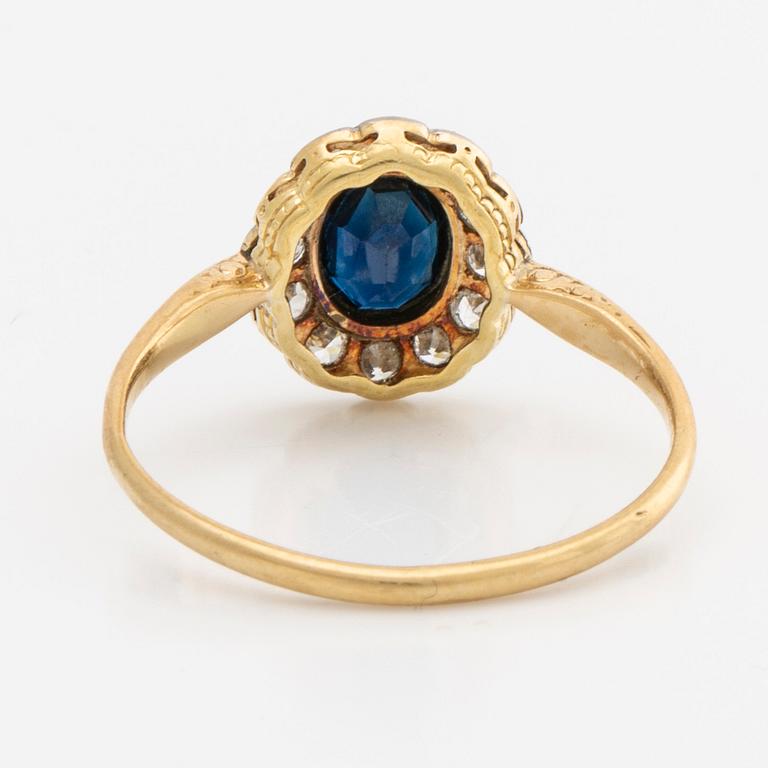 RING 18K gold w 1 sapphire approx 5 x 3 mm and old-cut diamonds approx 0,35 ct in total.