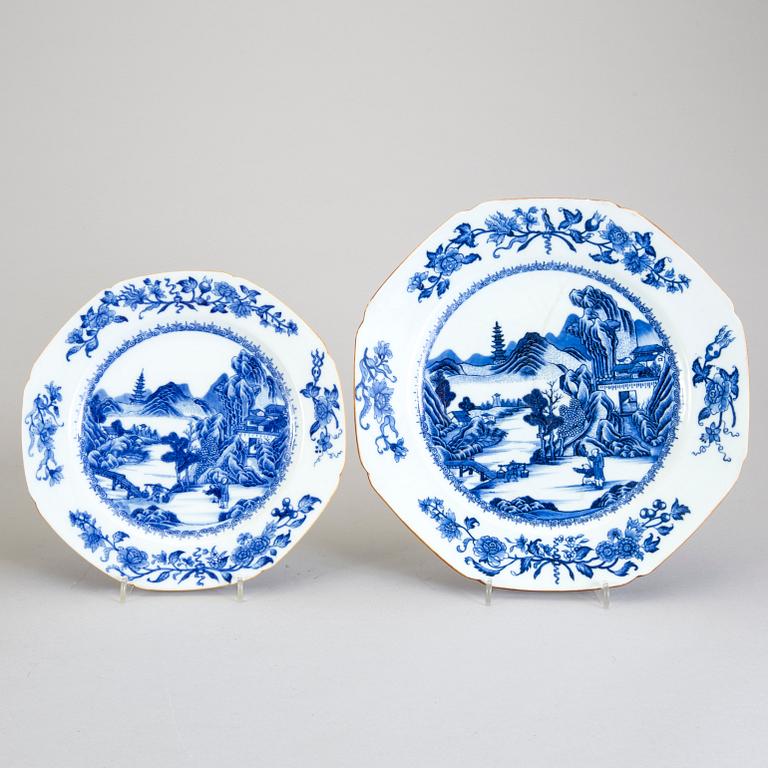 A set of 14 blue and white dinner plates and a serving dish, Qing dynasty, Qianlong (1736-95).