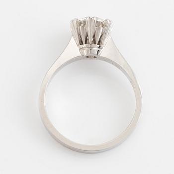 An 18K white gold ring set with a round brilliant-cut diamond.