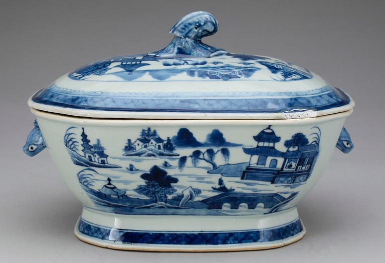 TERRIN MED LOCK, porslin, Kina, Qianlong, (1736-1796).