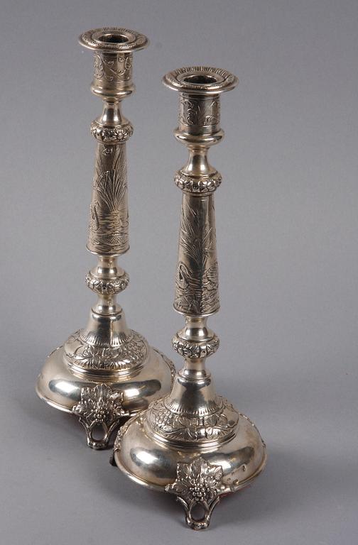LJUSSTAKAR, ett par, silver, Icek Ehrlich Warszawa, 1896-1915. Bär ryska stämplar.