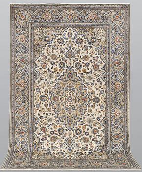 A carpet, Kashan, ca 305 x 205 cm.