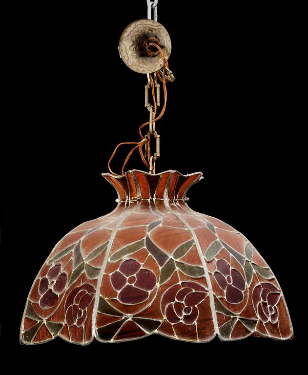 TAKLAMPOR, 2 st, Tiffanystil, 1900-talets andra hälft. Diam 43-46.