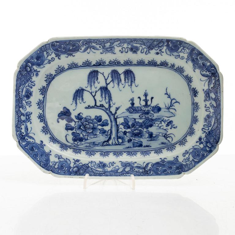 Stekfat, 5 st, kompaniporslin, Qingdynastin, Kina, 1700/1800-tal samt ask med lock och vas, Kina, 1900-tal.