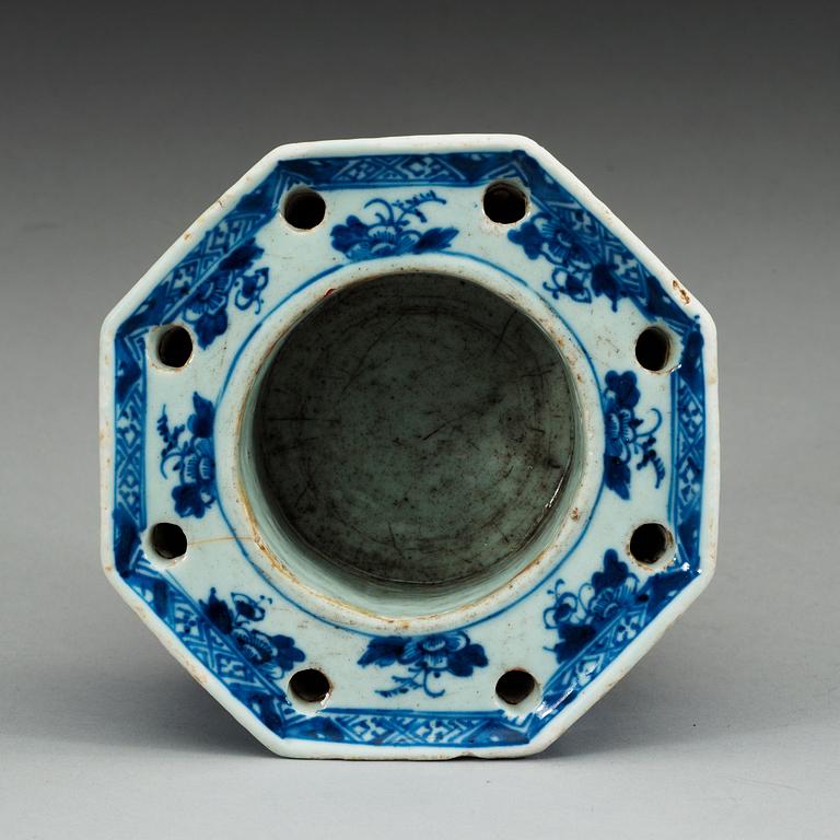 A blue and white ink/pen stand, Qing dynasty, Qianlong (1736-95).