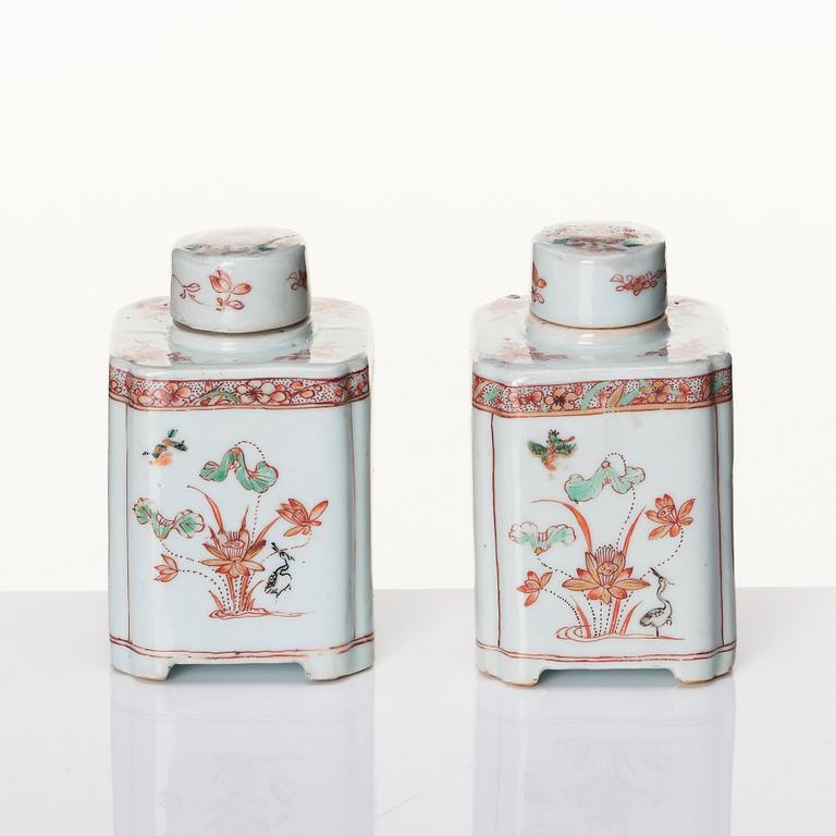 A pair of iron red and green decorated tea caddies with covers, Qing dynasty, Kangxi (1662-1722).