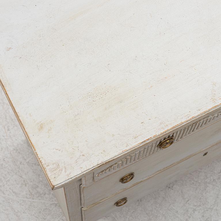 Chest of drawers, early 20th century.
