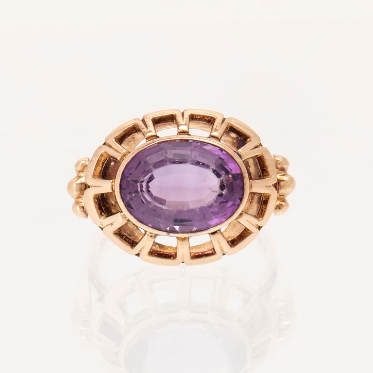 Ring 18K guld med oval fasettslipad ametist, G. Dahlgren & Co Malmö 1956.