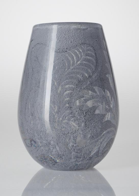 A Nils Landberg glass vase, Orrefors 1944.