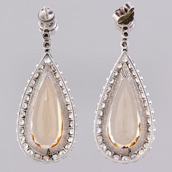 KORVAKORUT, viistehiotut topaasit, vanha- ja 8/8-hiotut timantit, platinaa.