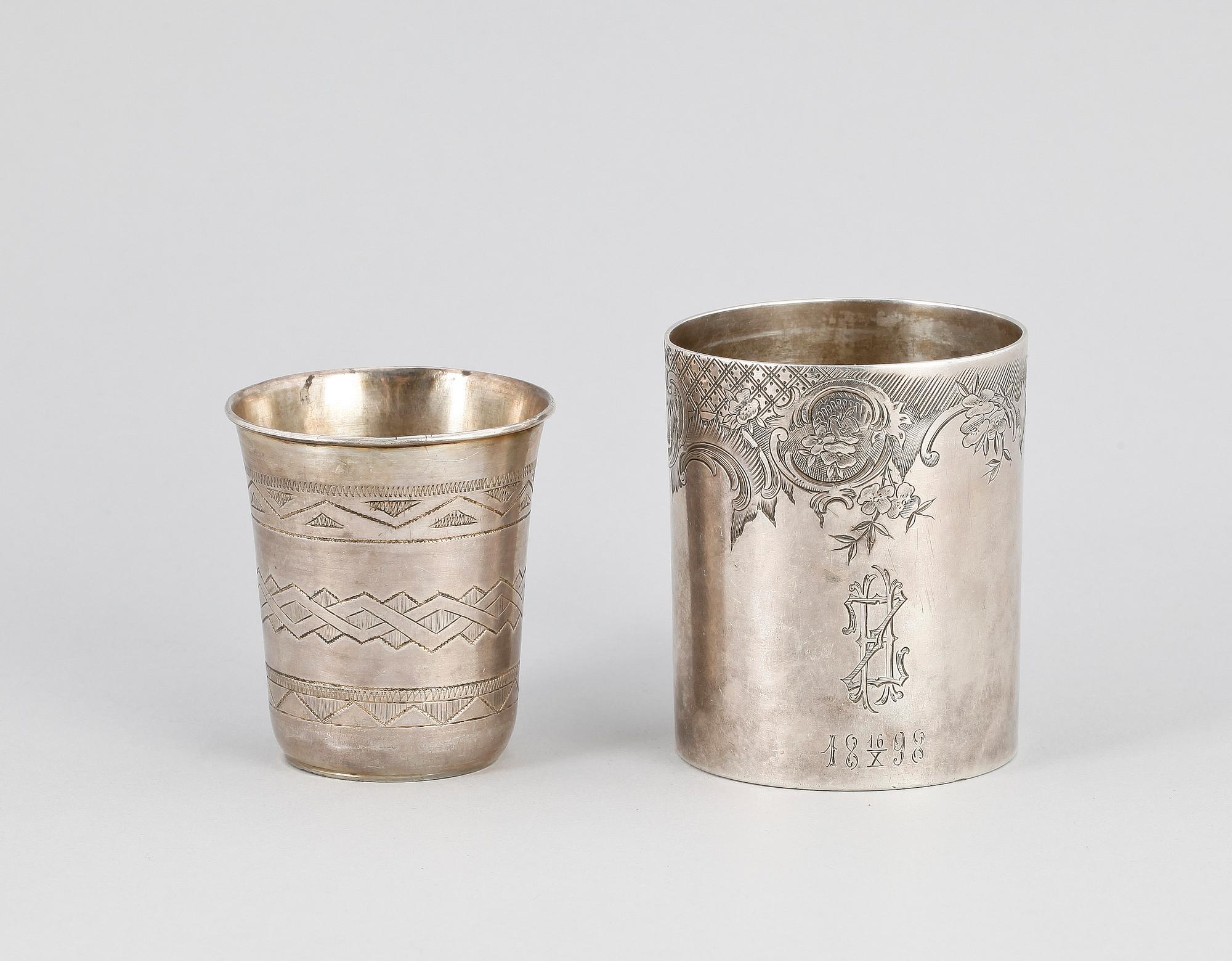 BÄGARE, 2 st, samt vas, silver, Moskva, Ryssland. Omkring 1900. Vikt ca 154 g.