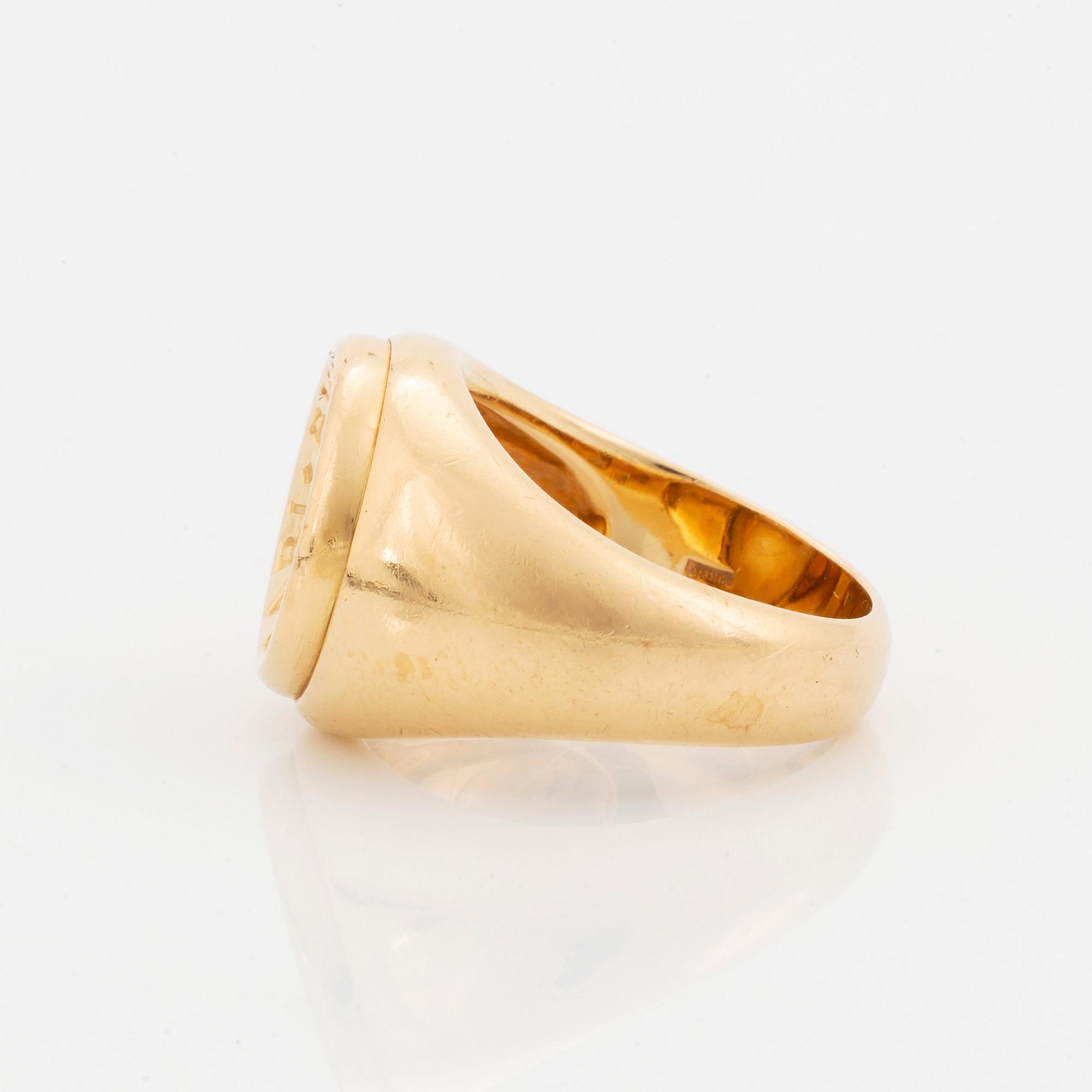 A Bulgari ring in 18K gold set with onyx.