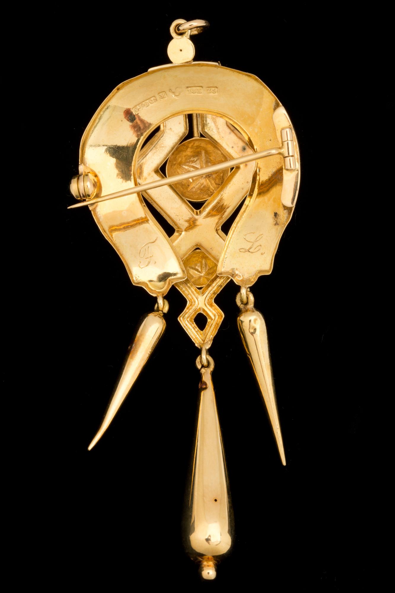 BROSCH, 18 k guld med 3 kläppar, Guldvaruaktiebolaget G. Dahlgren, Malmö, 1878. Vikt ca 6 g.