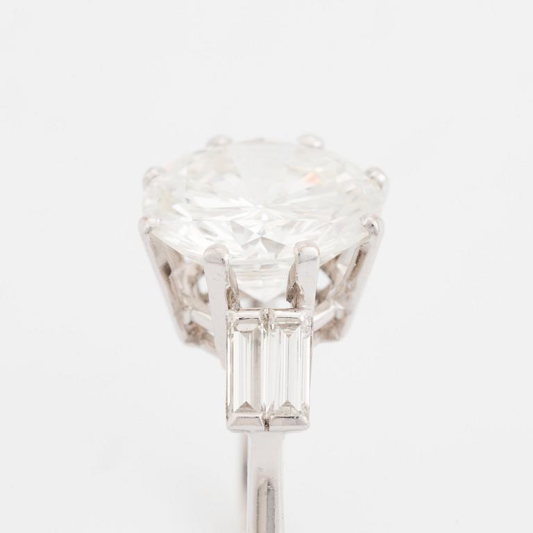 Ring 14K vitguld med en rund briljantslipad diamant vikt ca 5.25 ct kvalitet ca F/G vvs.
