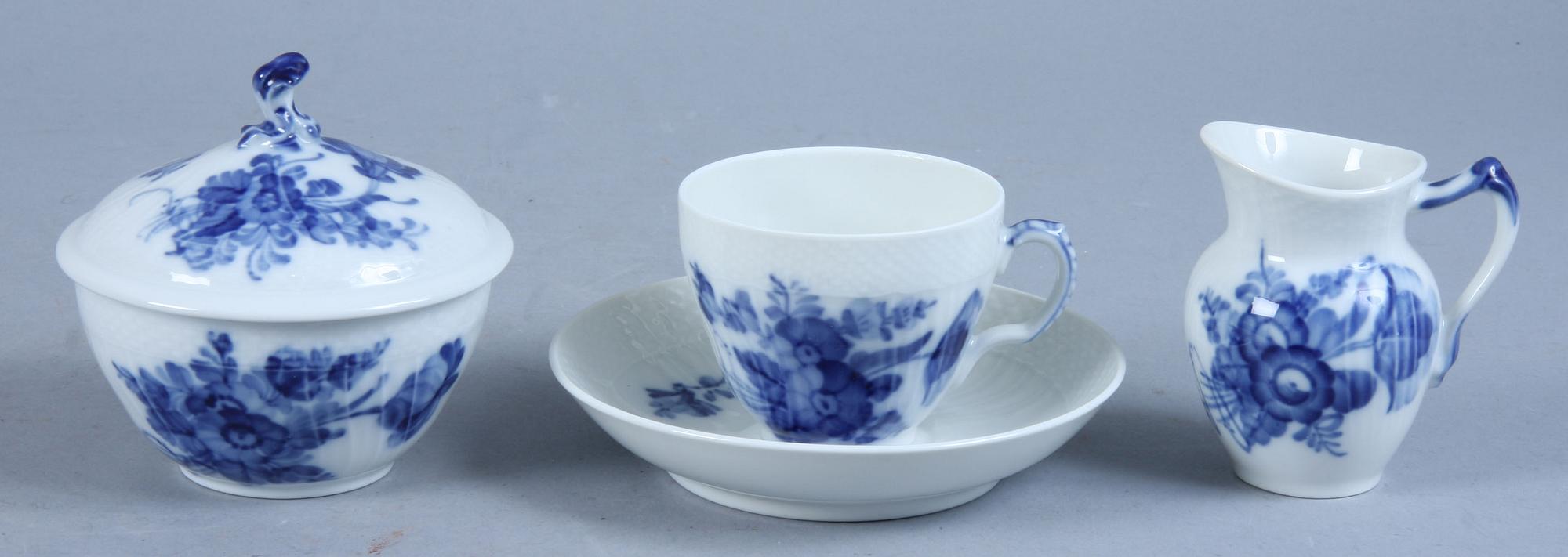 SERVISDELAR, 50 st, porslin, "Blå blomst", Kongl Dansk.