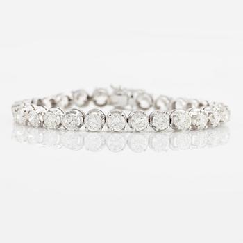 An 18K white gold bracelet set with round brilliant-cut diamonds with a total weight of ca 11.00 cts.