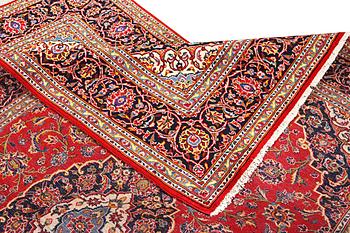 A Kashan carpet, a. 305 x 200 cm.