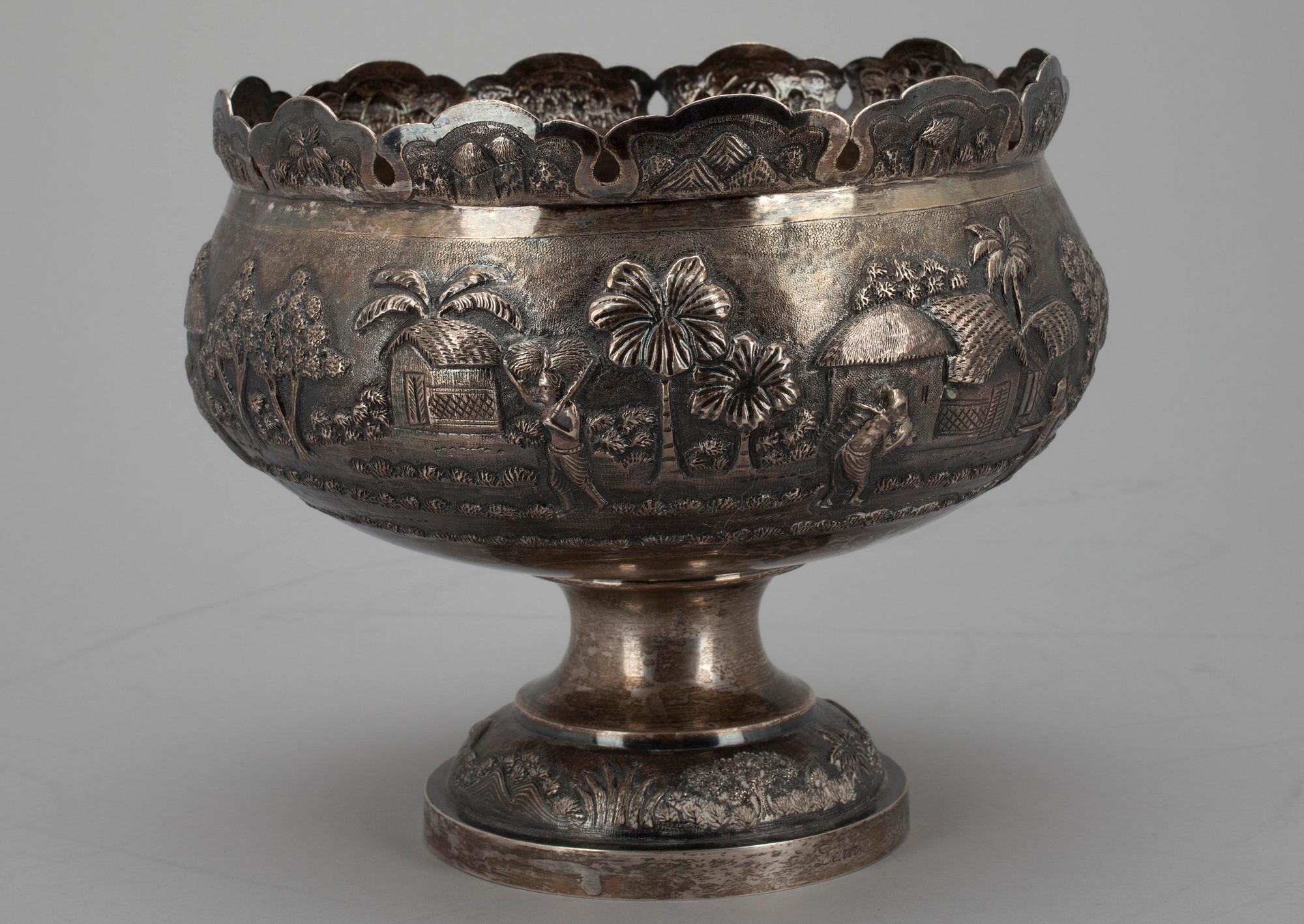SKÅL, österländskt silver. Vikt 474 g.