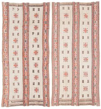 834. DRAPES, 1 pair. "Röd S-bård". Flat weave.  228 x 105  as well as 223 x 105,5 cm. Signed MMF.