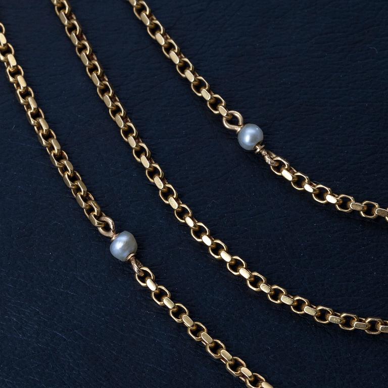 A NECKLACE, 18K gold, natural pearls 9 pcs c. 3 mm. Early 1900 s. Length 145 cm. Weight 27,6 g.