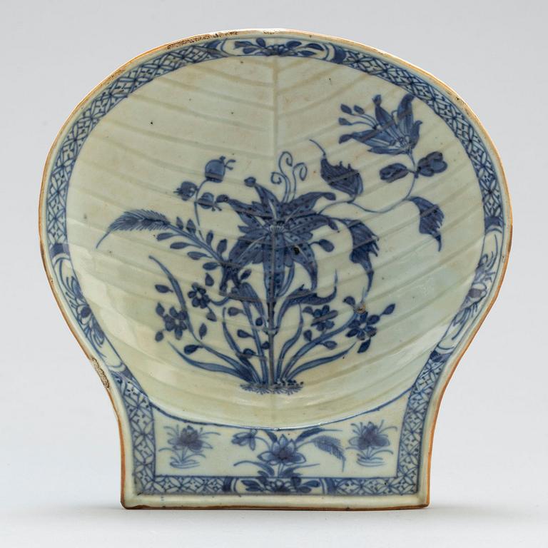 An export butter dish, Qing dynasty, early 18th century.