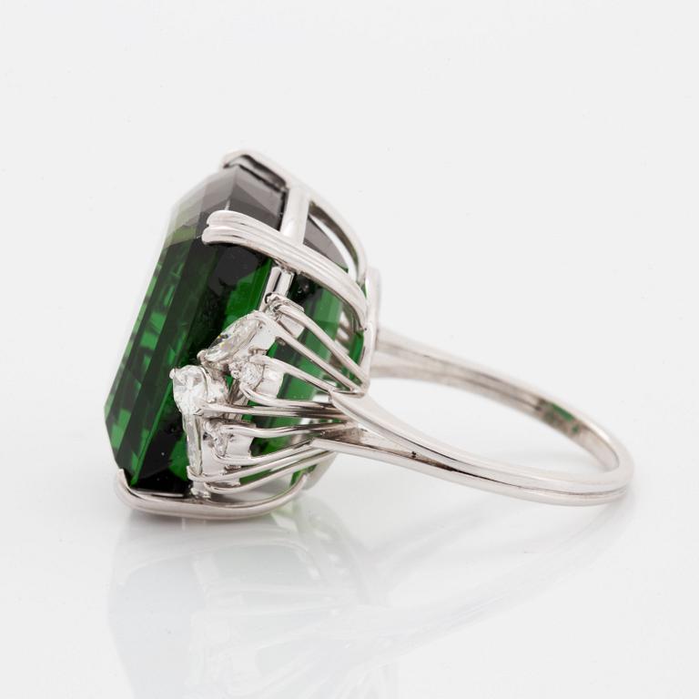 Ring 18K vitguld med en fasettslipad grön turmalin.
