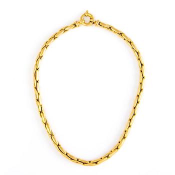 An 18K gold necklace.