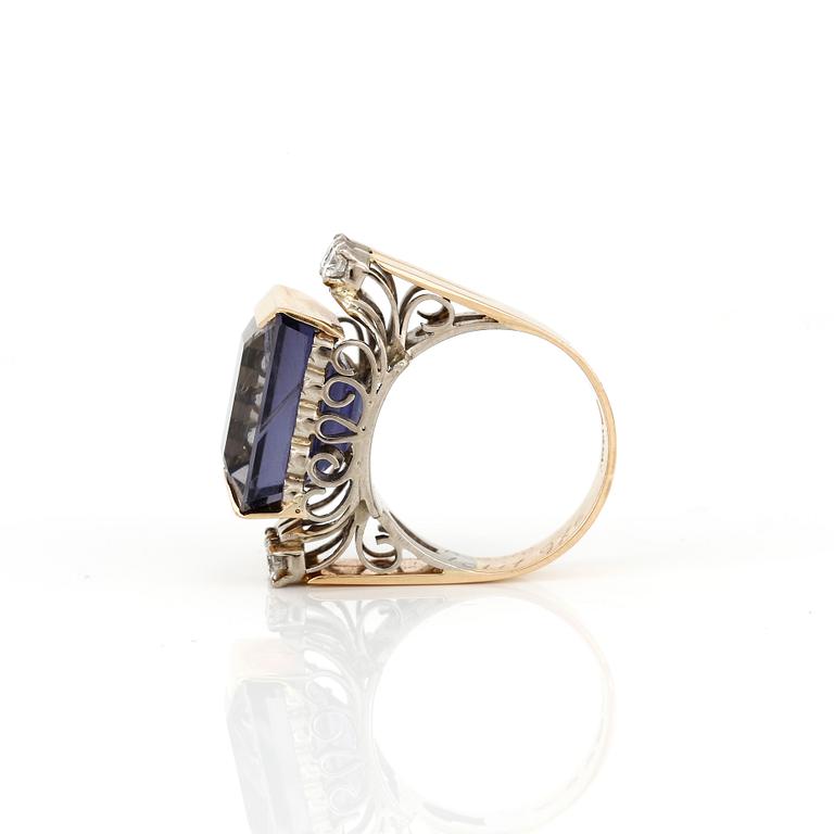 RING, 18K guld med iolit, ca 9,74 ct, samt briljanter, tot ca 0,40 ct, Atelier Ajour, Stockholm, 1977. Total vikt ca 9 g.