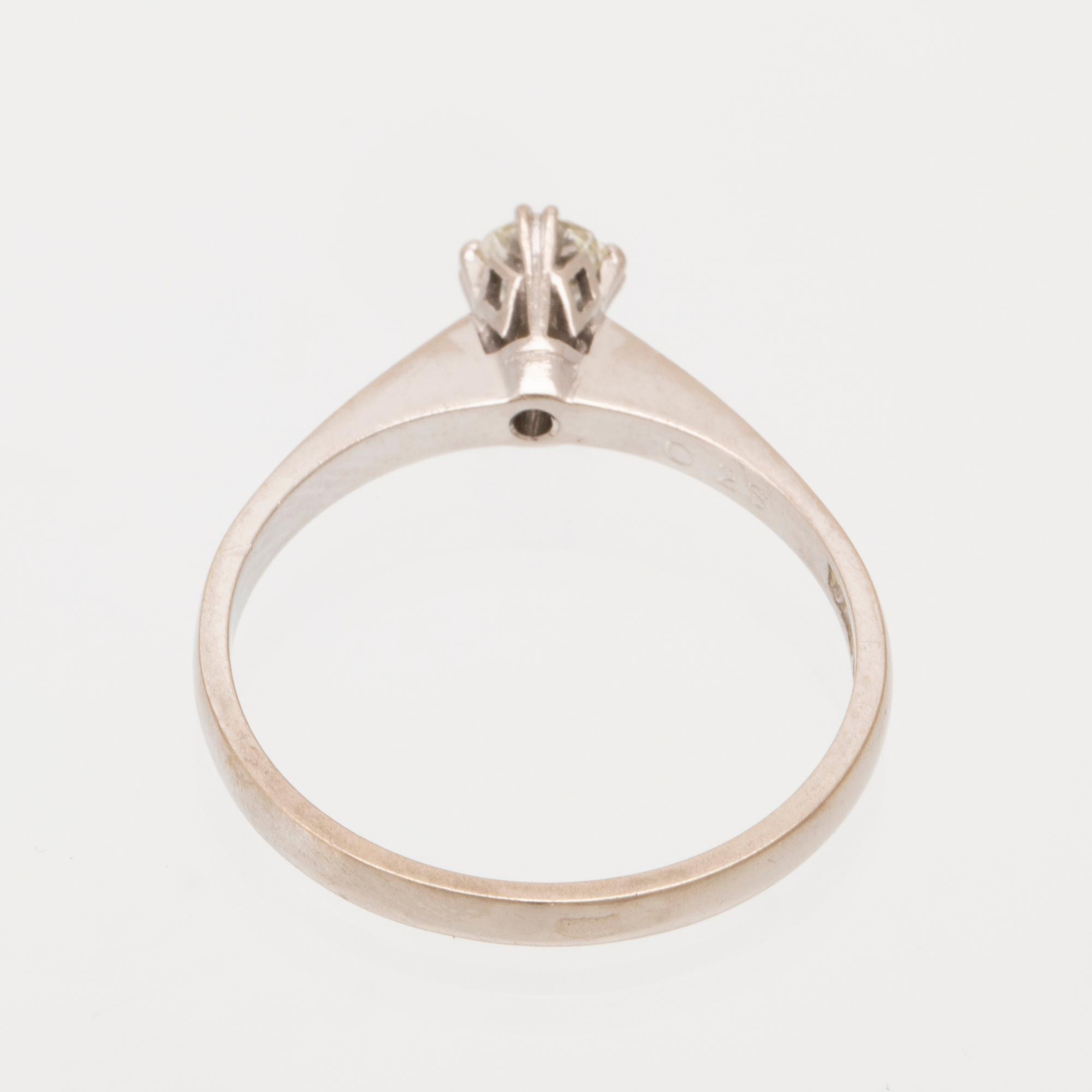 Ring solitär 18K vitguld med en rund briljantslipad diamant.