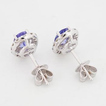 ÖRHÄNGEN, med ovala fasettslipade tanzaniter och briljantslipade diamanter.