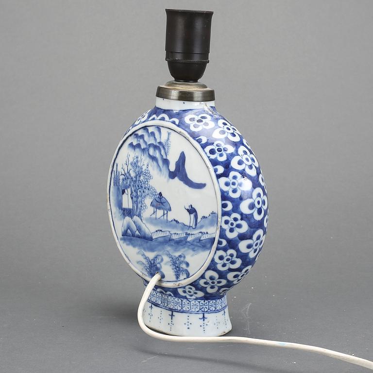 BORDSLAMPA/PILGRIMSKRUS, porslin, Kina, 1800-tal.