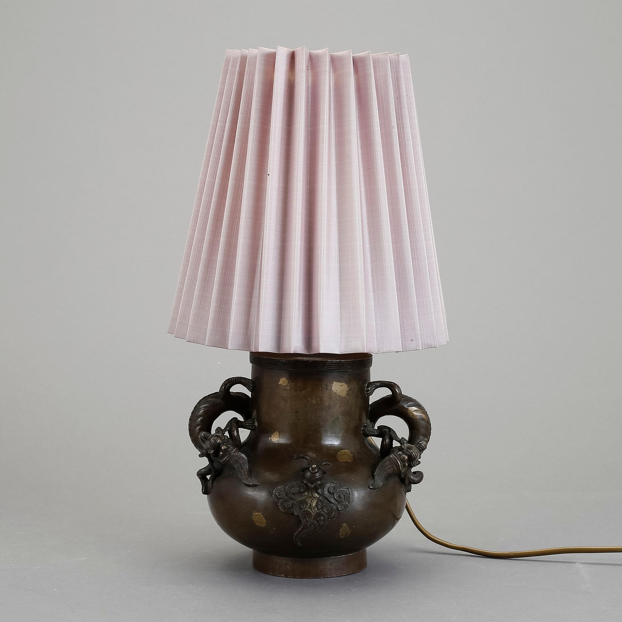 BORDSLAMPA OCH URNA, brons, Japan.