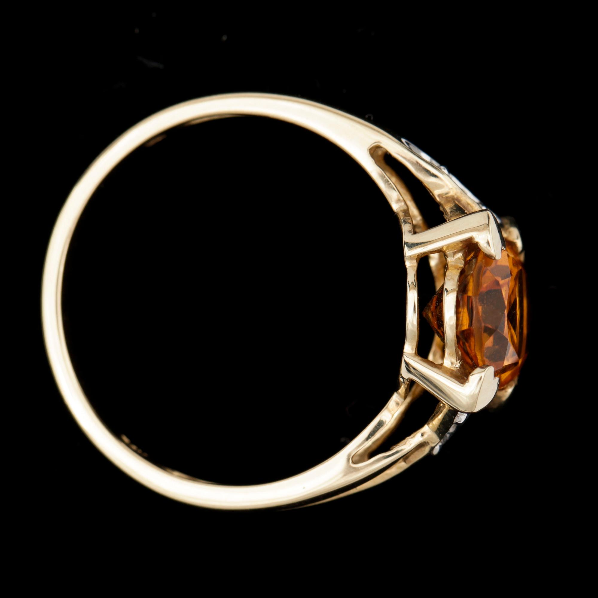 RING, 14k guld med oval fasettslipad citrin ca1,06ct o små diamanter. Vikt 2,2g.