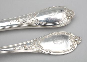 BESTICKUPPSÄTTNING I SCHATULL, 24 delar, silver, rokokomodell, Ryssland, sekelskiftet 1800/1900. Tot silvervikt inkl rostfria blad ca 1800 gram.