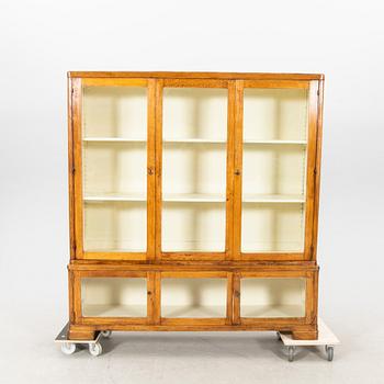 Vitrinskåp tidigt 1900-tal.