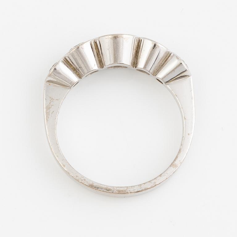 Ring 18K vitguld med fem gammalslipade diamanter.