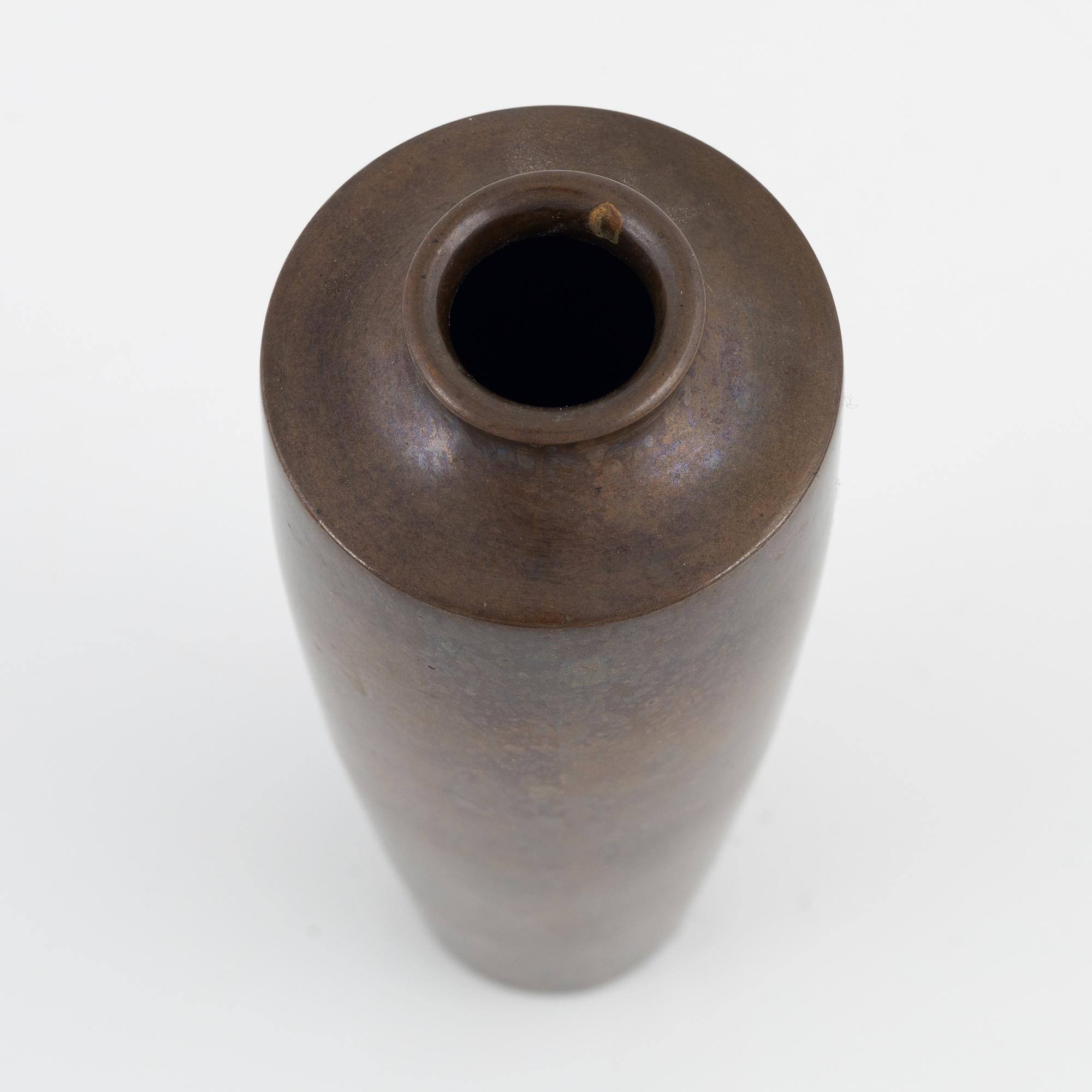 A Japanese bronze vase, Meiji period (1868-1912).
