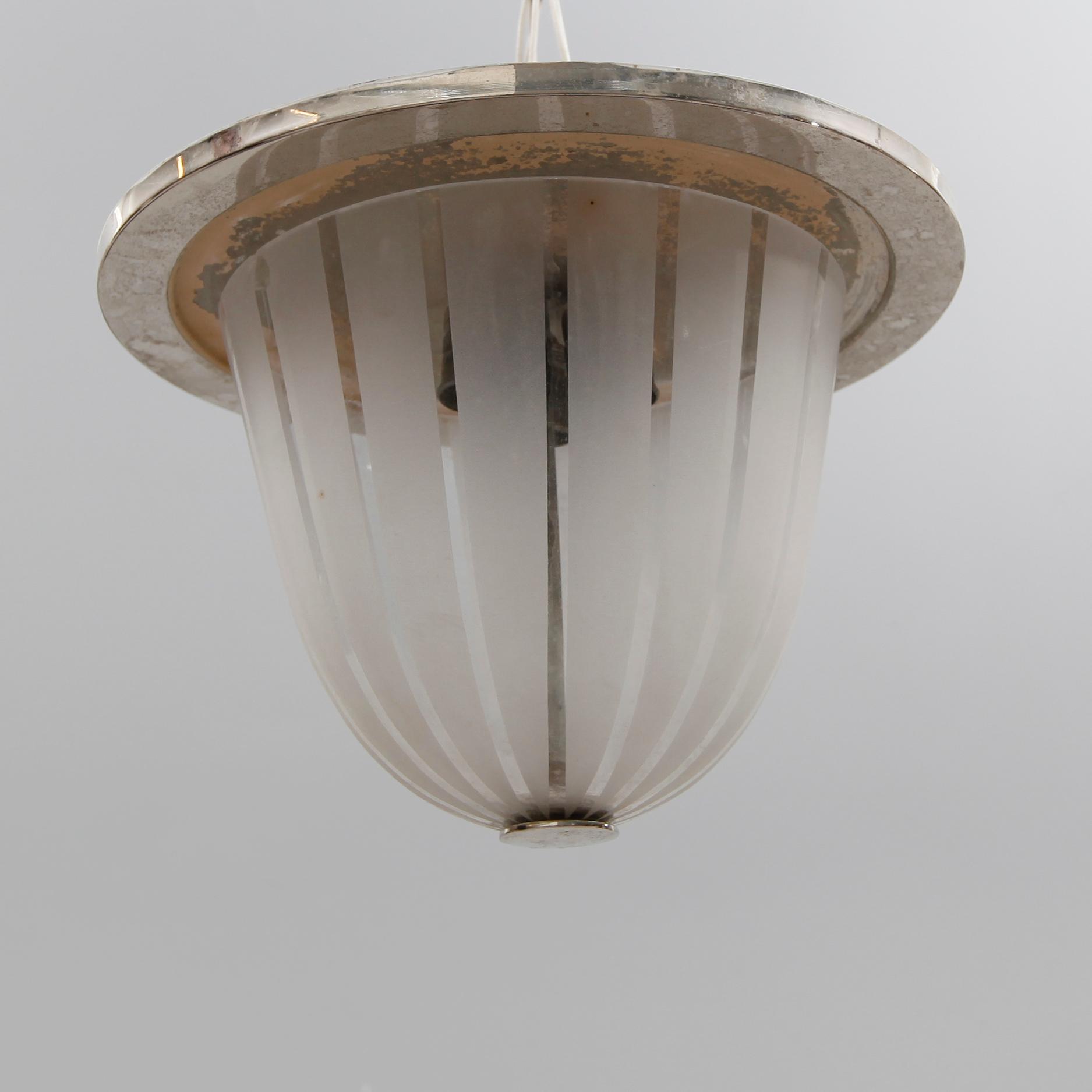 TAKLAMPA, stål och glas, 1900-talets första hälft. Höjd ca 27 cm.